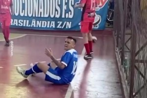 他看到隊(duì)友的球衣被撕壞，于是用這種方式替他報(bào)仇