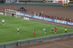 賞心悅目！09年高洪波國足首秀，國足連續(xù)傳球配合蒿俊閔爆射破門