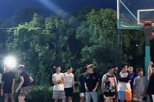 妹子打球，一堆男生在底下看，怪尷尬的。。。