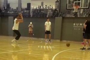 神射！克萊在訓(xùn)練中用左手跳投連續(xù)10次命中！不是鏡像！