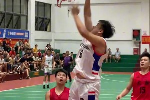 比爾來(lái)到快船更衣室和大家打招呼：我很興奮能夠來(lái)LA！