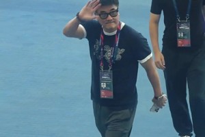 實拍：申花球迷在工體問候國安，高喊：“還我大巴”