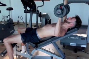 活該你是冠軍??！霍姆格倫休賽期一邊游玩一邊揮汗訓(xùn)練