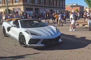 榮歸故里！杰林威和以賽亞喬帶冠軍獎(jiǎng)杯重回大學(xué)校園！