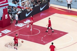 再練練！中國男籃賽前熱身，嘗試花式扣籃連續(xù)扣飛