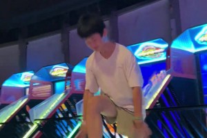 籃球小伙暴扣投籃機(jī) 隨后模仿詹姆斯霸王步慶祝動(dòng)作