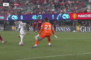 這球沒(méi)打進(jìn)?。緽費(fèi)單刀球推射被阿雷奧拉擋出！