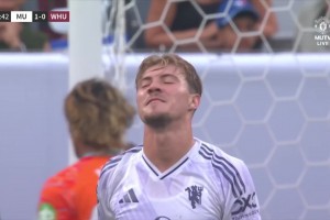 沒(méi)帶射門(mén)靴！霍伊倫禁區(qū)內(nèi)良機(jī)勁射放了高射炮！阿莫林拍手嘆息！