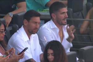 “保鏢”來(lái)了！德保羅與梅西在看臺(tái)觀戰(zhàn)邁阿密比賽！