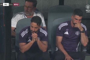 曼聯(lián)中場(chǎng)形同虛設(shè)！紹切克推進(jìn)助攻，鮑文勁射扳回一城！