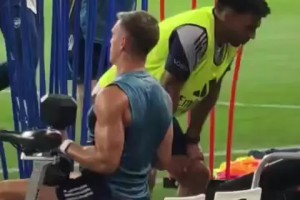 我現(xiàn)在強(qiáng)的可怕哈弗茨在阿森納季前訓(xùn)練期間進(jìn)行舉重訓(xùn)練