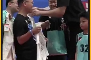 回顧楊瀚森青島見面會！給熱情小球迷們簽名&還有問答環(huán)節(jié)~