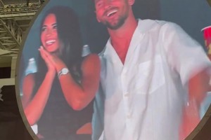 梅西帶著老婆現(xiàn)身酷玩樂(lè)隊(duì)演唱會(huì)，小老頭看起來(lái)很開(kāi)心呀