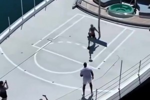 有錢人的快樂(lè)？魔術(shù)師在私人游艇上投籃！六十多歲中投依舊犀利啊