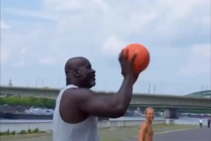 這出手怎么有點像約老師奧尼爾連續(xù)17投0中！筐都快砸壞了