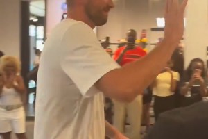 東契奇現(xiàn)身紐約參加活動(dòng)！近距離觀(guān)看真的瘦了好多 期待新賽季了