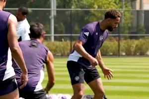 曼聯(lián)隊(duì)內(nèi)搶圈訓(xùn)練，庫尼亞認(rèn)為自己沒輸，與隊(duì)長發(fā)生“肢體接觸”