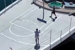 不怕籃球掉海里？魔術(shù)師約翰遜在他的巨型游艇上進(jìn)行投籃~