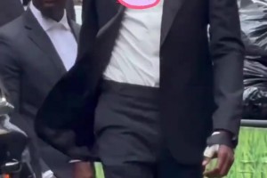 西裝也無法掩蓋杜蘭特出眾的氣質(zhì)