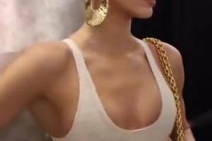 肯豆金發(fā)連體衣走秀，和平時(shí)反差不小