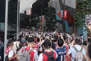 大軍壓境！中國(guó)香港場(chǎng)外熱刺球迷組團(tuán)進(jìn)入球場(chǎng)，槍迷送上噓聲