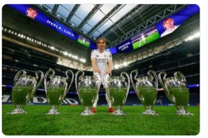 記者曬魔笛與5座歐巴獎(jiǎng)杯合照艾特巴薩官推