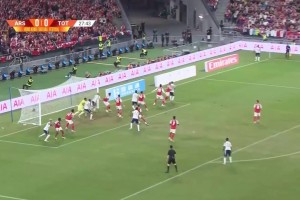 熱刺角球開(kāi)出，理查利森門(mén)前搶點(diǎn)沒(méi)頂?shù)剑磺蚍磸棿蛑? >
                                        </div>
                                    </div>
                                                                        <div   id=