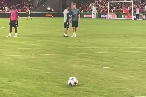 今日有望首秀！阿爾特塔訓(xùn)練中指導(dǎo)約克雷斯如何跑位、執(zhí)行戰(zhàn)術(shù)