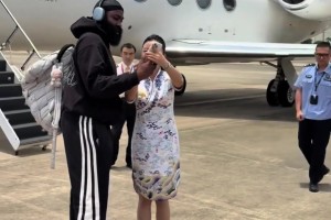 登哥落地廣州白云機(jī)場，還和美麗空姐一起自拍合影