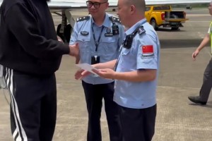 登哥下飛機(jī)了！哈登中國行的灰機(jī)落地了 給機(jī)場工作人員簽名~