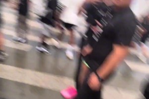 登哥就這么水靈靈的把他的親穿親簽鞋送給粉絲！