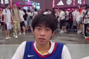 這就是熱愛啊?高三球迷韌帶斷裂，仍然堅(jiān)持坐輪椅來看哈登！