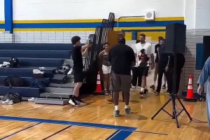 球迷的最?lèi)?ài)！東契奇看望小球迷們被團(tuán)團(tuán)圍住！真是瘦多了啊~