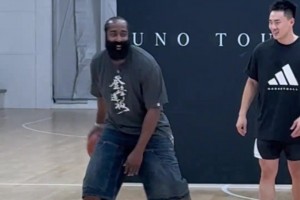 暖心登！面對(duì)后撤步調(diào)侃，哈登直接拿起球自己模仿違例后撤步