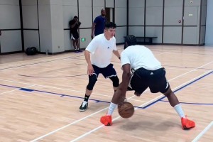 好家伙~登哥這來中國行了也不忘訓(xùn)練啊