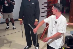 致敬李小龍？哈登在周玲安的陪同下練習(xí)雙節(jié)棍