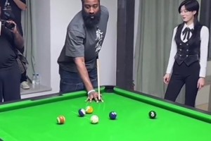 哈登開直播打臺(tái)球，這瞄桿姿勢(shì)還是很標(biāo)準(zhǔn)的，上來就三連擊！