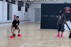 登哥把自己的粉色跑車也開來中國了！周玲安一旁與粉絲激情互動(dòng)