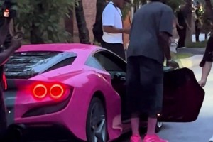 騷粉色！哈登中國行這是把定制的跑車也一塊拉過來了？