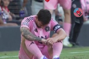 心情不佳！場(chǎng)邊視角拍梅西受傷后情緒低落，看起來都快哭了