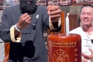 笑死！登哥學(xué)詠春拳嘗試用拳風(fēng)熄滅蠟燭，結(jié)果打了半天火苗不滅