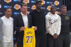 湖人隊(duì)球員紛紛到場(chǎng)支持盧卡，3年1.65億美元的頂薪續(xù)約湖人