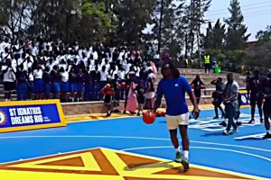 癮犯了！小卡參加活動戴著墨鏡秀扣籃