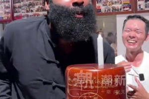 哈登穿唐裝體驗詠春拳“吹蠟燭” 失敗后用嘴吹滅了