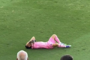 愿無大礙！球迷實(shí)拍梅西開場8分鐘因傷無法堅(jiān)持倒在地上