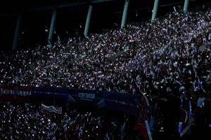 真漂亮！蘇超停電現(xiàn)場掛起熒光棒人浪