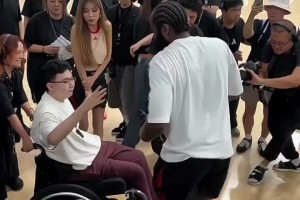 哈登中國行再見郝同學并送上擁抱 此前曾為郝同學支付槍擊醫(yī)療費