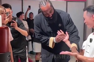 哈登模仿出拳滅蠟燭，最后還是沒學會。