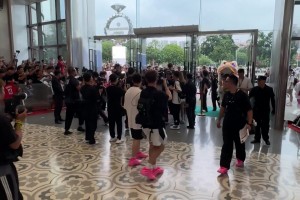 看看登哥在中國的人氣有多火爆？數千球迷涌入商場來看他！