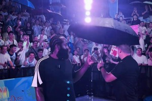 優(yōu)質(zhì)偶像！哈登中國行遇見下雨拒絕工作人員撐傘 雨中和球迷互動